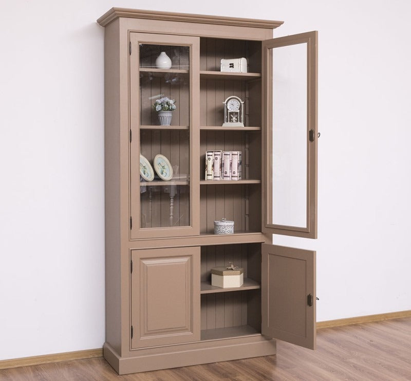 Vitrine en pin massif portes ouvertes, montrant les étagères hautes et le rangement fermé inférieur.