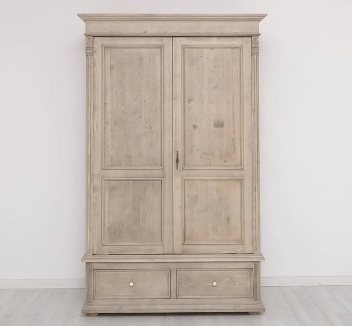 Armoire en pin massif GS105, seconde présentation de face avec deux portes et deux tiroirs.