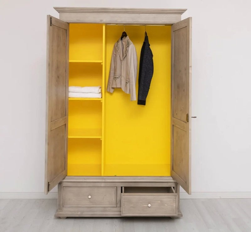 Armoire en pin massif GS105, seconde présentation portes ouvertes avec étagères, penderie et deux tiroirs.