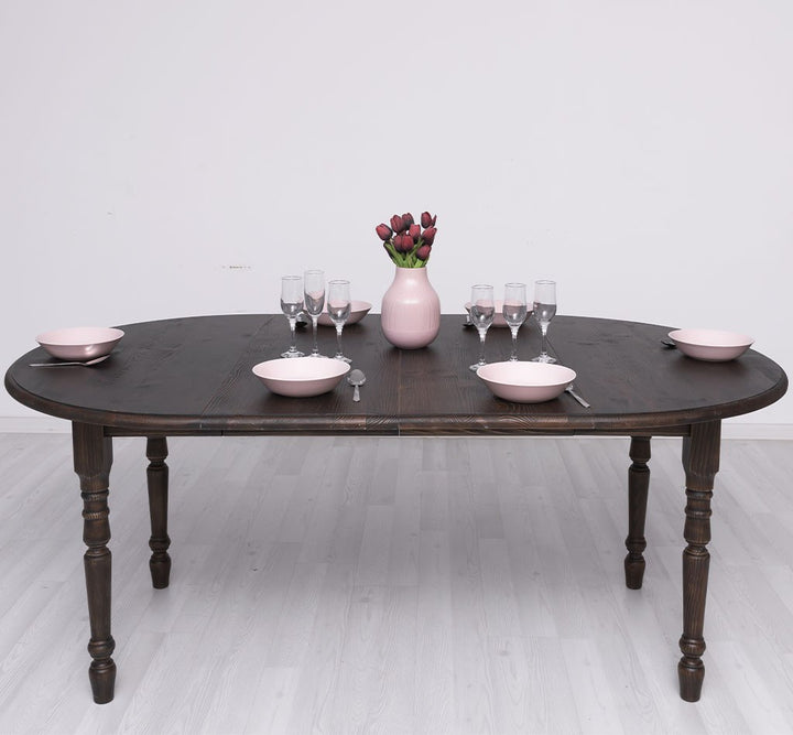 Table extensible en pin massif avec plateau en pin et rallonges installées, mise en scène