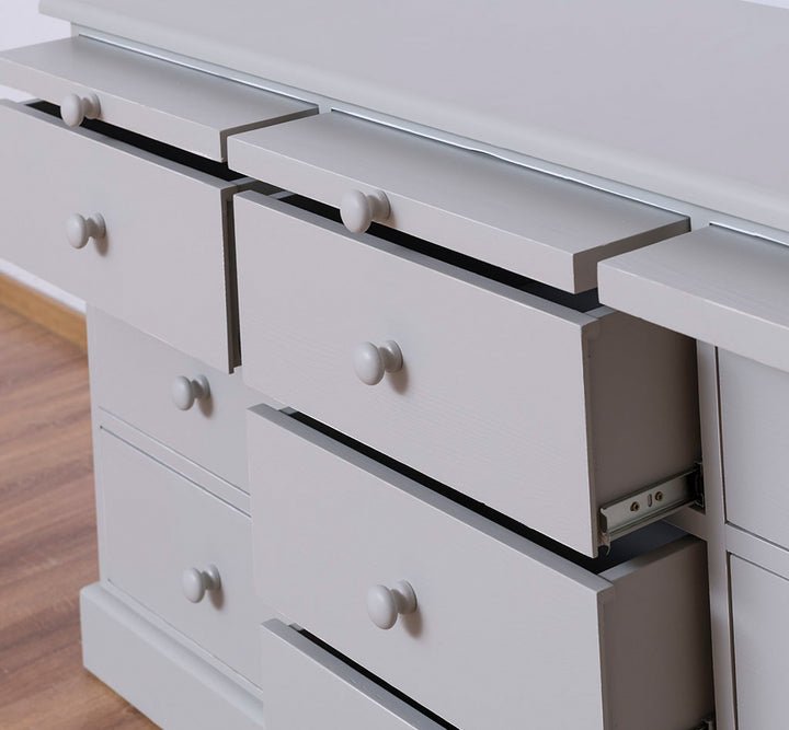 Détail des tirettes coulissantes et des tiroirs de la commode en pin massif
