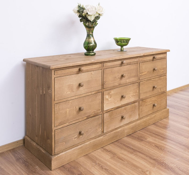 Commode en pin massif à 9 tiroirs et 3 tirettes coulissantes, vue de trois-quarts