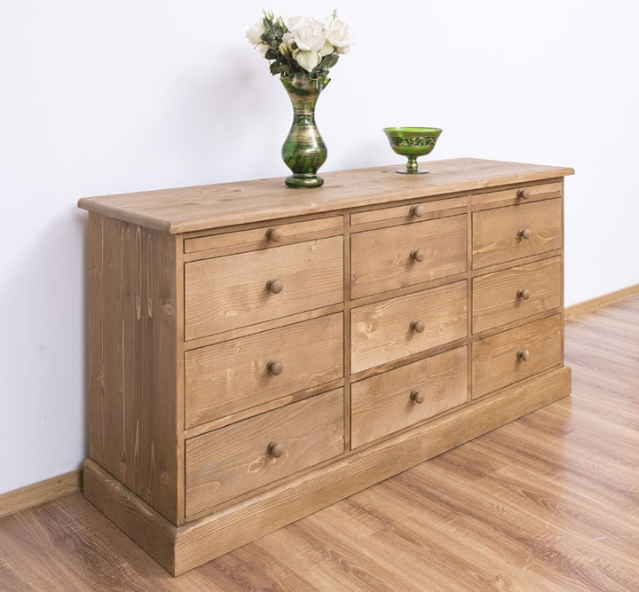 Commode en pin massif à 9 tiroirs et 3 tirettes coulissantes, vue de trois-quarts