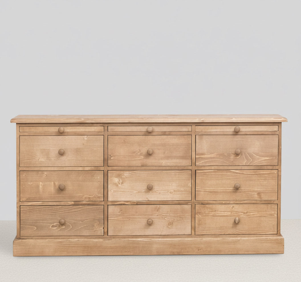 Commode en pin massif à 9 tiroirs et 3 tirettes coulissantes, vue de face