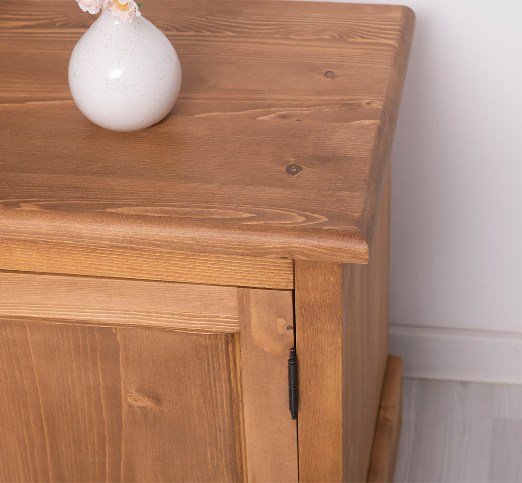 Zoom sur le grain du bois et la finition du plateau supérieur d'un meuble TV