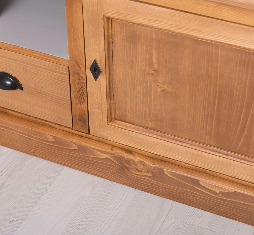 Gros plan sur la serrure à clé et le détail de la porte en bois massif