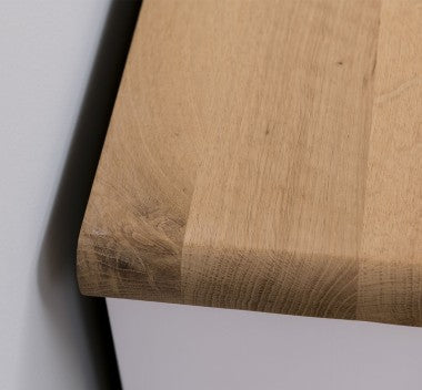 Meuble TV en pin massif avec une porte et deux tiroirs, autre vue