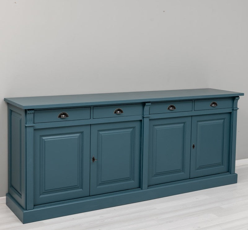 Buffet bas peint en bleu foncé avec quatre portes pleines et quatre tiroirs alignés, poignées métalliques demi-lune, vue de face sur fond clair.