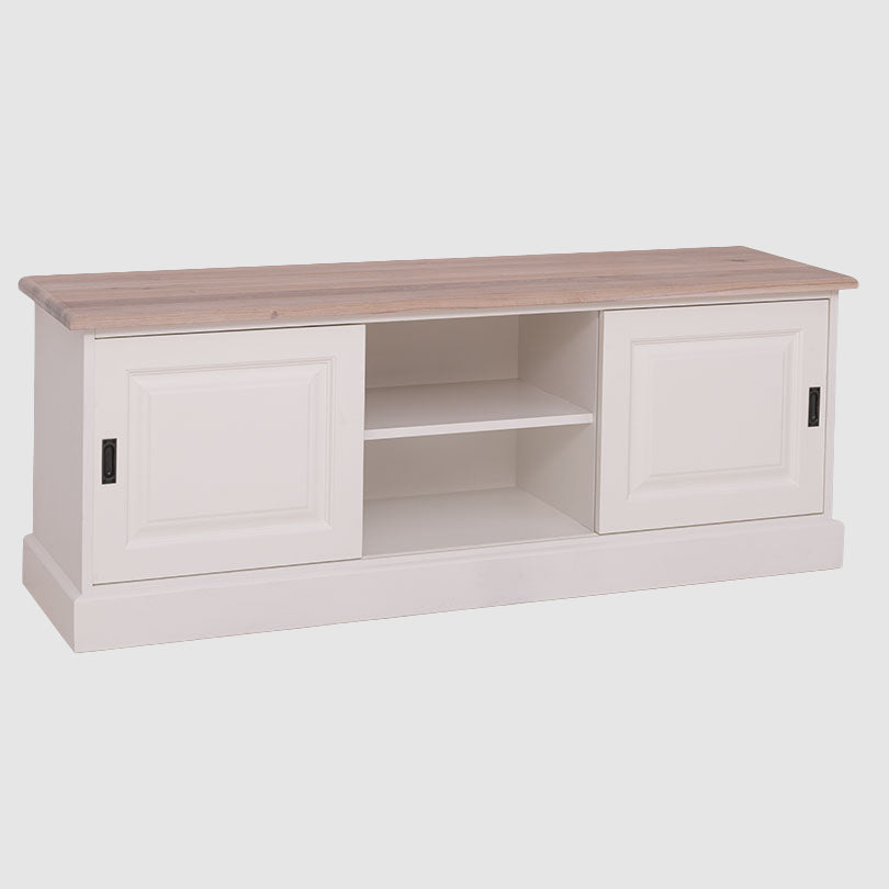 Meuble TV en pin massif finition blanc cassé avec plateau bois naturel, 2 portes coulissantes et niche centrale avec étagère intérieure.  
