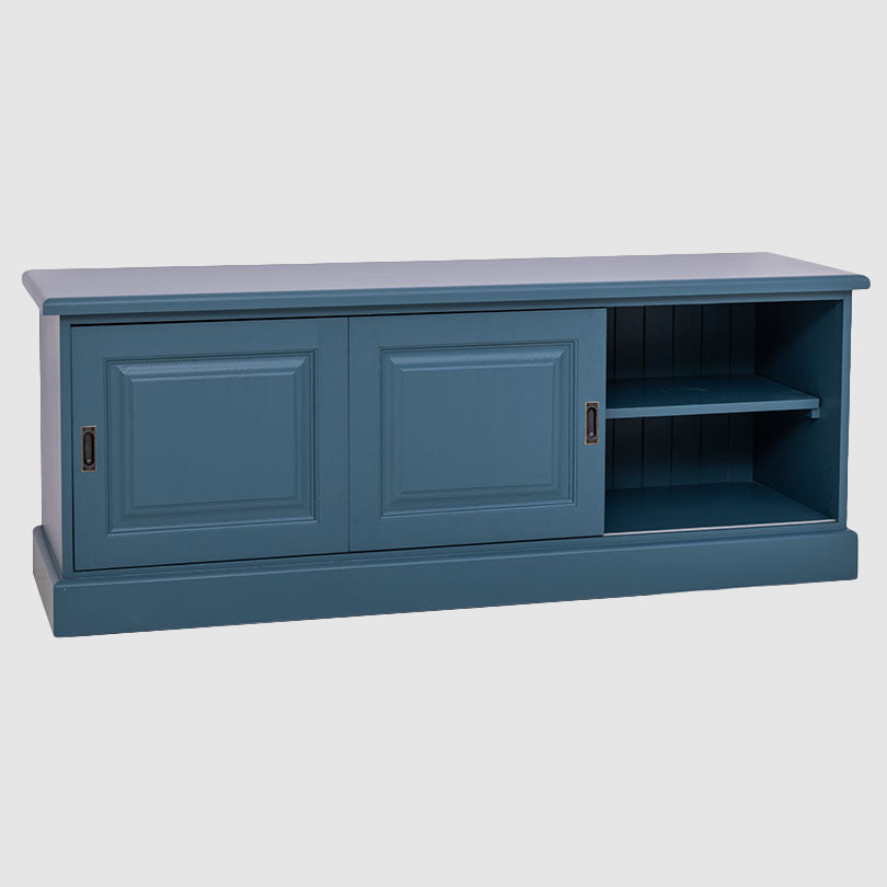 Meuble TV en pin massif finition bleu avec 2 portes coulissantes et niche centrale avec étagère intérieure.  
