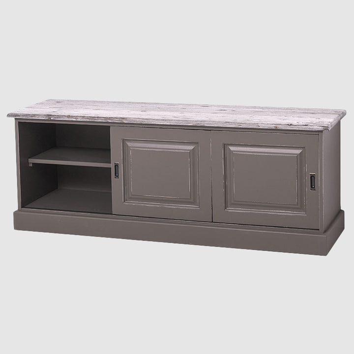 Meuble TV en pin massif finition gris avec 2 portes coulissantes et niche centrale avec étagère intérieure.  
