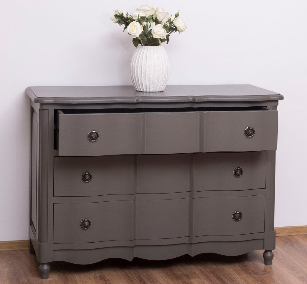 Commode en pin massif largeur 130 cm avec 6 tiroirs galbés dont un tiroir ouvert finition Gris Ardoise