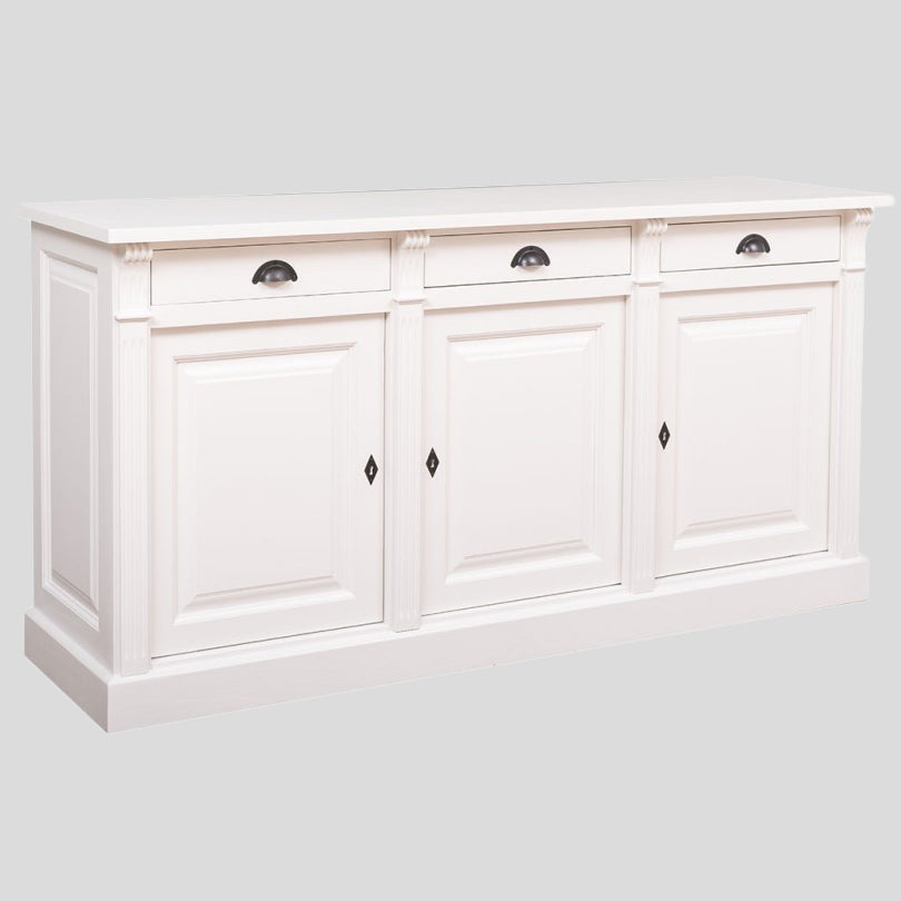 Buffet bas blanc avec trois portes pleines et trois tiroirs alignés, poignées métalliques demi-lune, vu de face sur fond neutre.