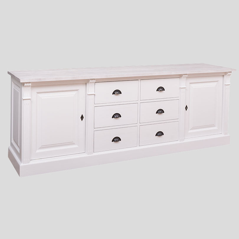 Buffet bas blanc avec deux portes latérales pleines et six tiroirs centraux, poignées métalliques foncées, vue de face sur fond neutre.