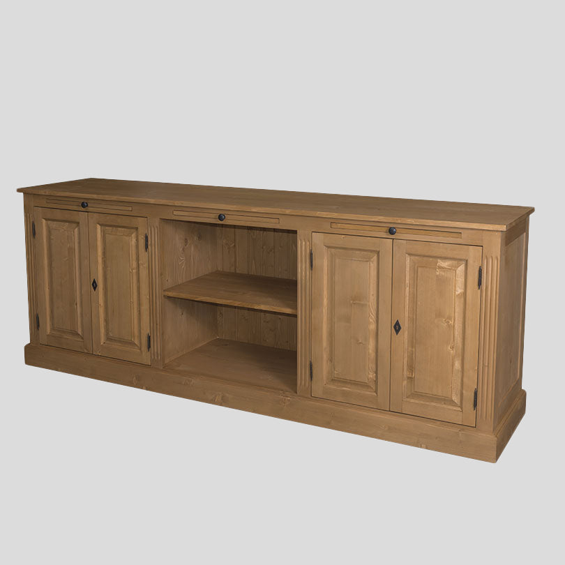 Buffet bas rectangulaire en bois avec quatre portes battantes et une niche centrale ouverte avec étagère, présenté en vue trois quarts sur fond neutre.