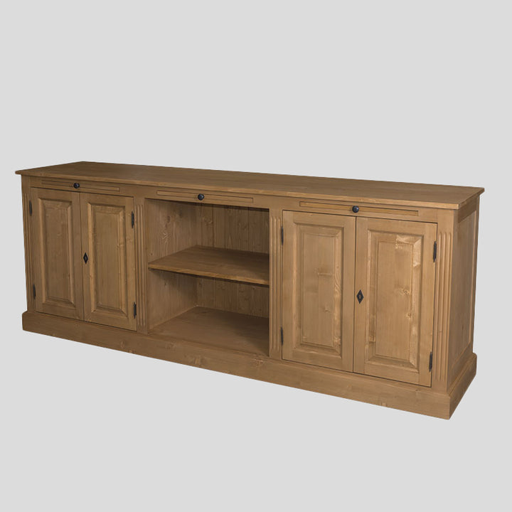 Buffet bas rectangulaire en bois avec quatre portes battantes et une niche centrale ouverte avec étagère, présenté en vue trois quarts sur fond neutre.