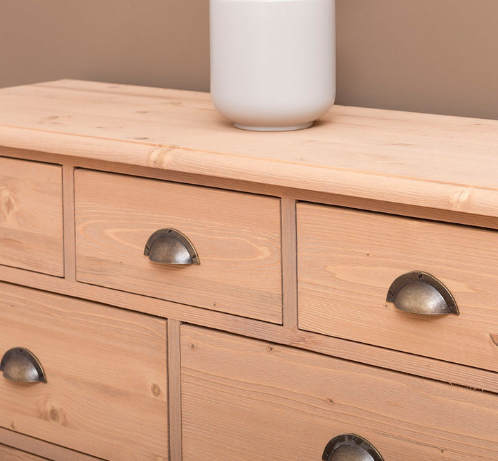Détail des tiroirs d’une commode en pin massif 9 tiroirs.
