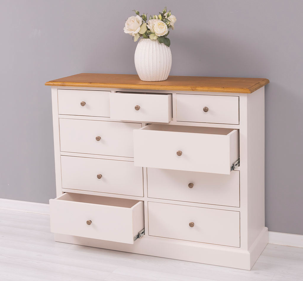 Commode en pin massif avec 9 tiroirs, largeur 122 cm.