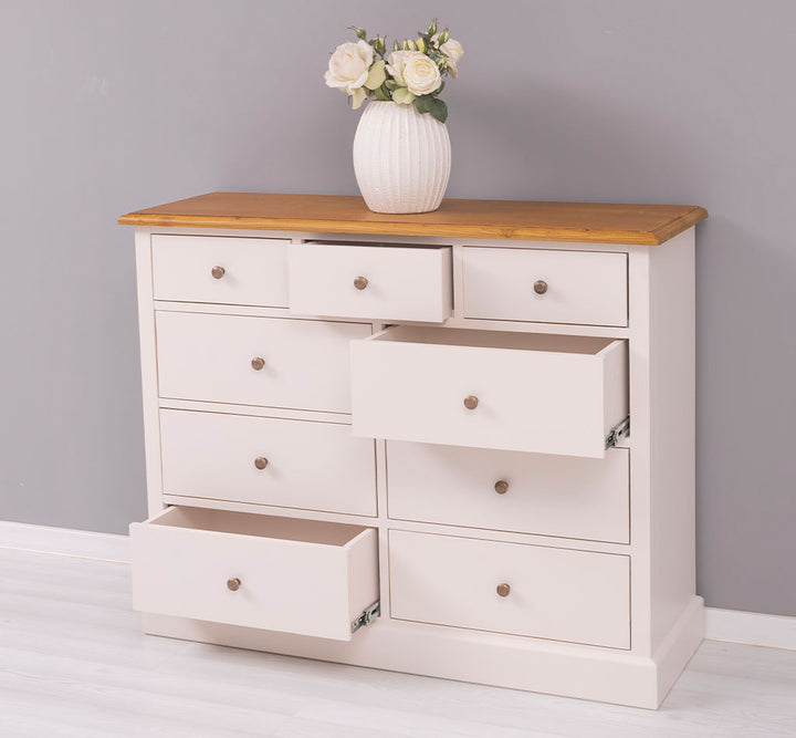 Commode en pin massif avec 9 tiroirs, largeur 122 cm.