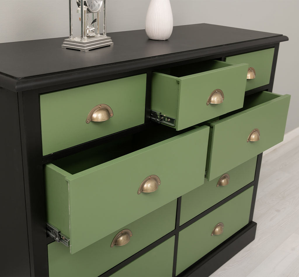 Commode en pin massif avec 9 tiroirs finition bicolore, 122 cm de largeur.