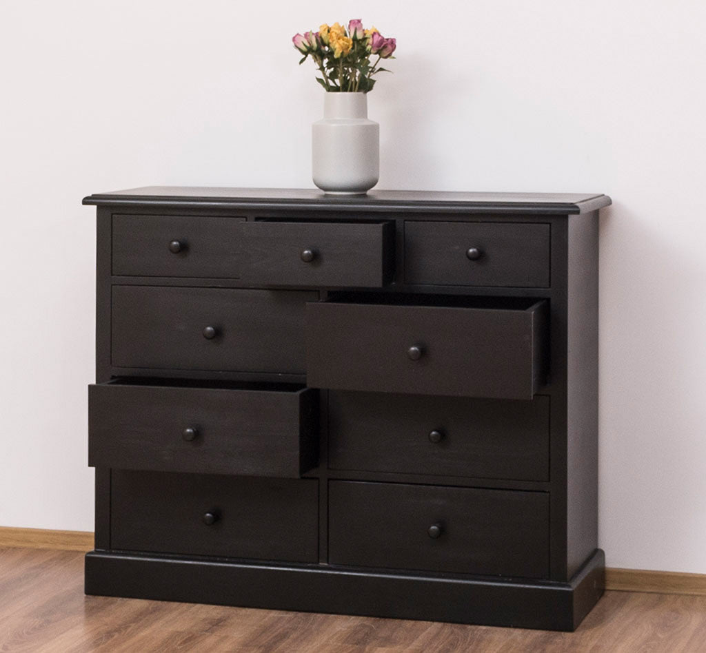 Commode en pin massif avec 9 tiroirs finition sombre, 122 cm de largeur.
