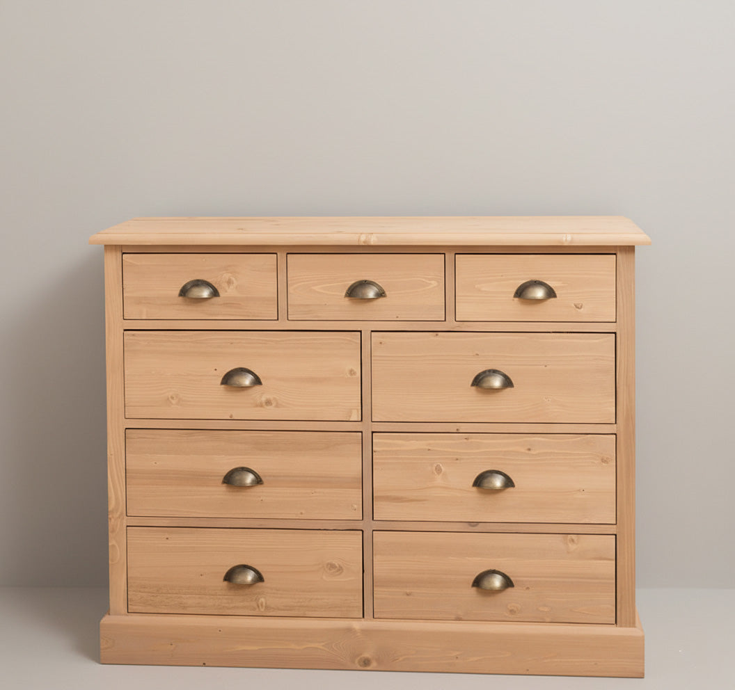 Commode en pin massif avec 9 tiroirs, 122 cm de largeur.