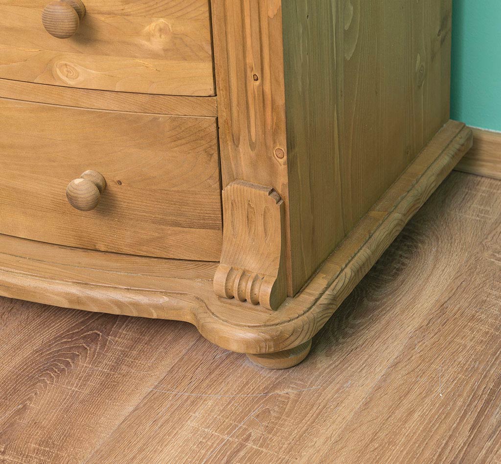 Commode en pin massif largeur 80 cm détail du montant latéral sculpté finition Ciré miel clair