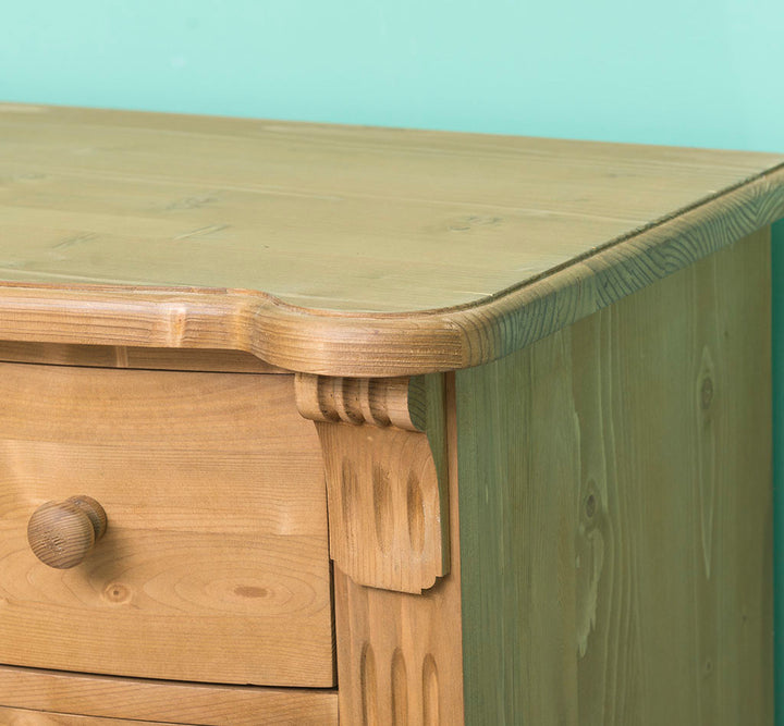 Commode en pin massif largeur 80 cm détail du plateau supérieur finition Ciré miel clair