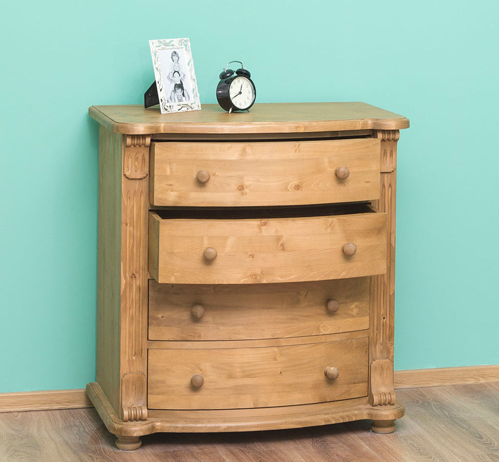 Commode en pin massif largeur 80 cm avec 4 tiroirs galbés dont un tiroir ouvert finition Ciré miel clair