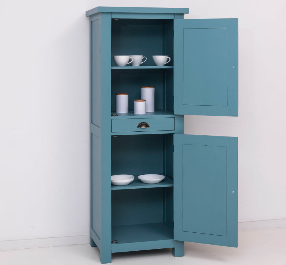 Meuble colonne de cuisine avec portes ouvertes montrant les étagères intérieures