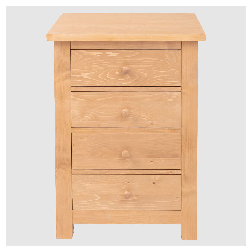 Vue de face d'une commode étroite en bois à quatre tiroirs fermés, centrée sur un fond gris clair neutre.