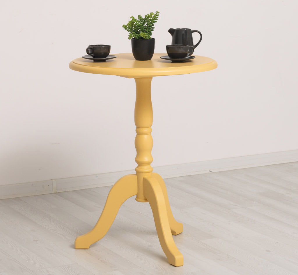 Guéridon rond en pin massif jaune, 60 cm de diamètre.