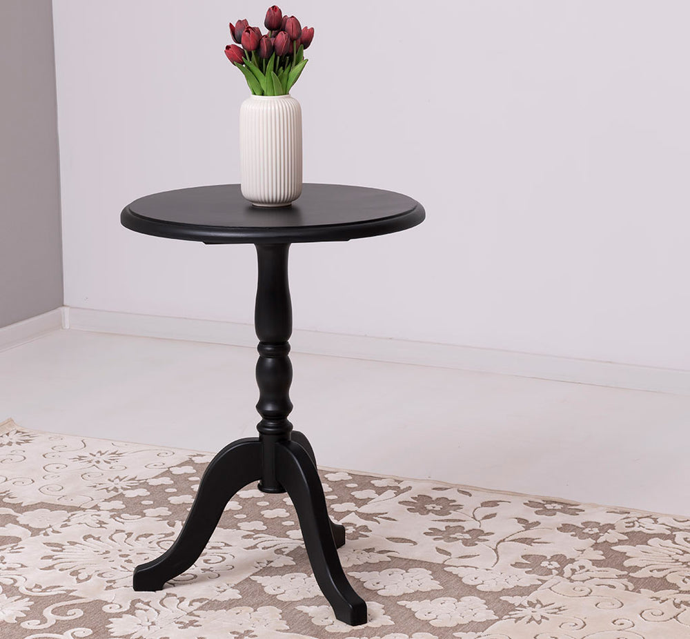 Guéridon en pin massif noir avec plateau rond de 60 cm dans un salon.