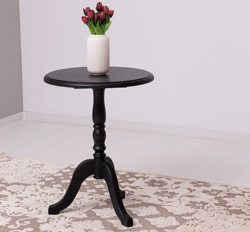 Guéridon en pin massif noir avec plateau rond de 60 cm dans un salon.