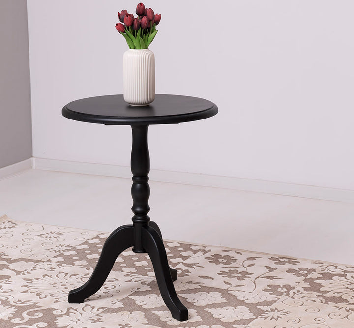 Guéridon en pin massif noir avec plateau rond de 60 cm dans un salon.