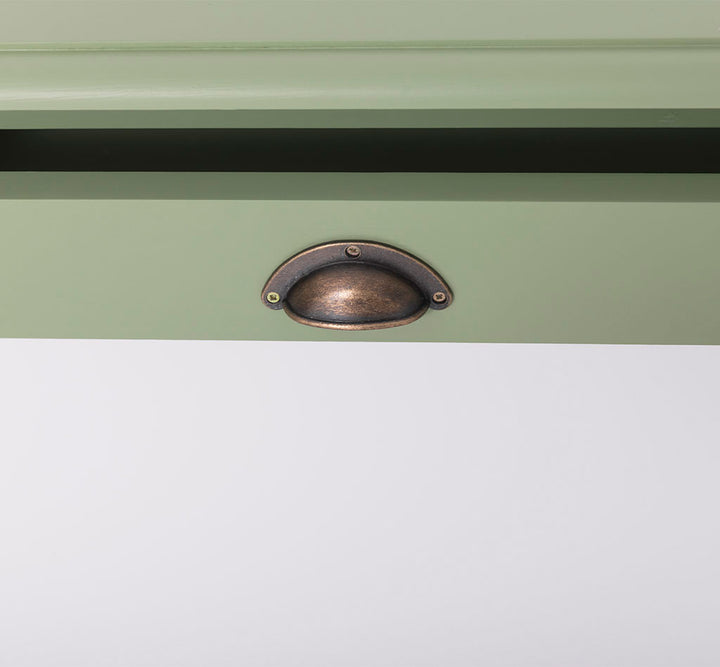 Détail de la poignée du tiroir de la console en pin massif.