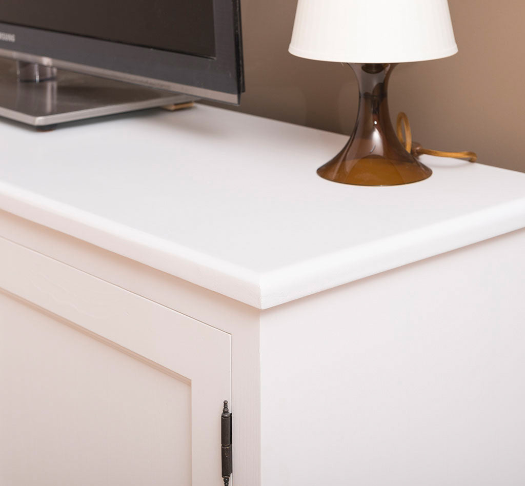 Zoom sur l'angle et le plateau supérieur du meuble TV en bois