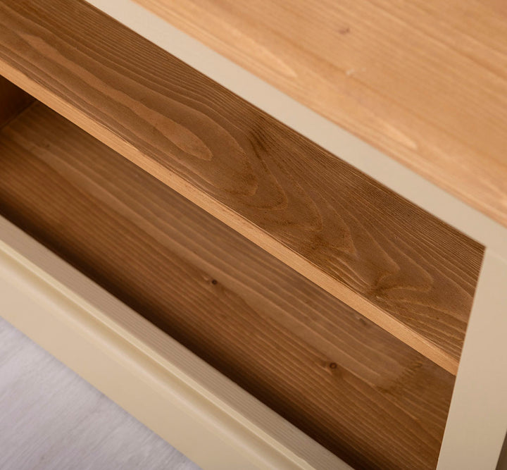 Détail de la finition intérieure en bois naturel de la niche de rangement