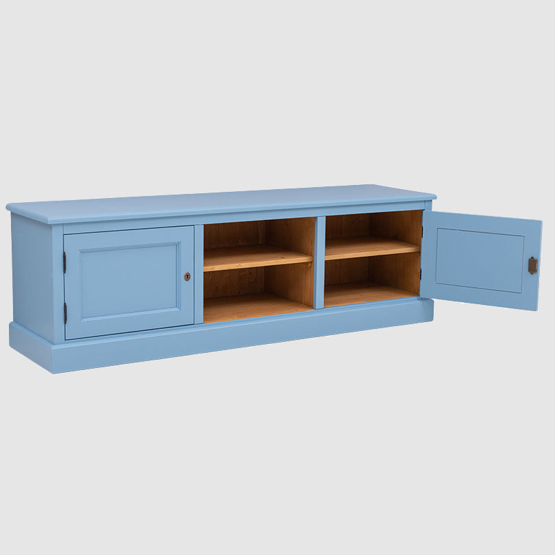 Vue des rangements intérieurs du meuble TV avec porte ouverte et étagères en bois