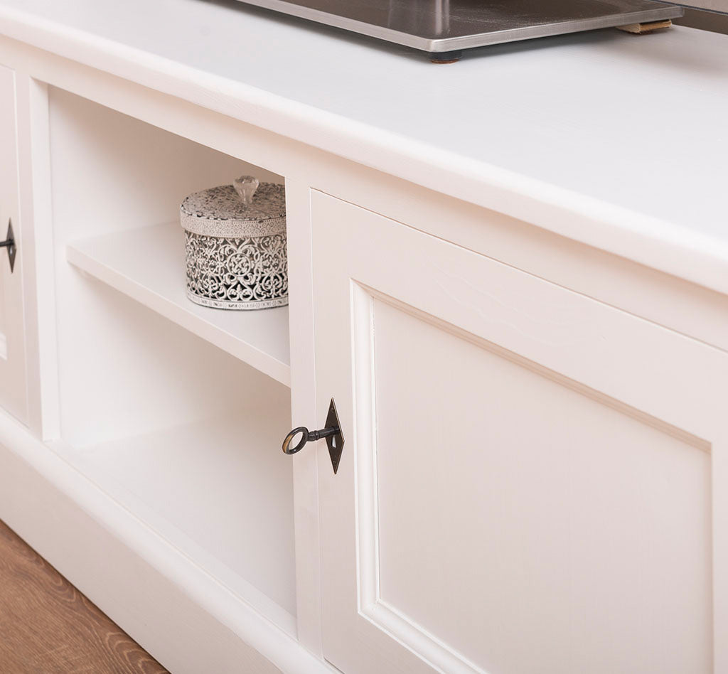 Gros plan sur la serrure en métal et la niche ouverte du meuble TV