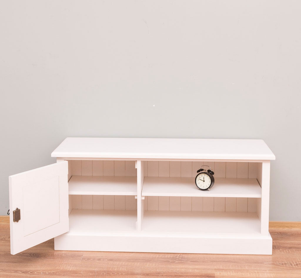 Meuble TV en pin massif blanc avec porte ouverte et étagère intérieure fixe visible