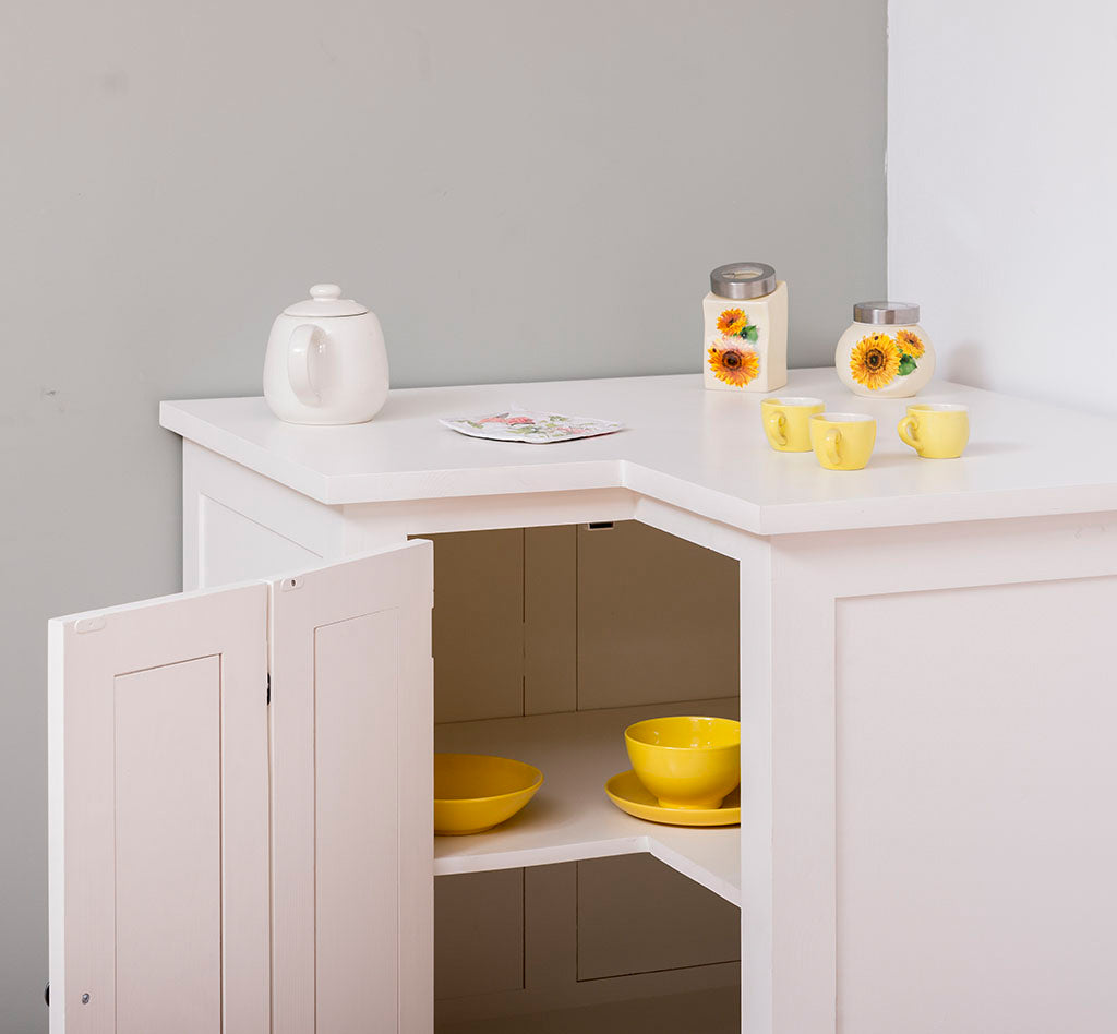 Meuble bas de cuisine d’angle en pin massif avec porte ouverte et étagère intérieure visible.