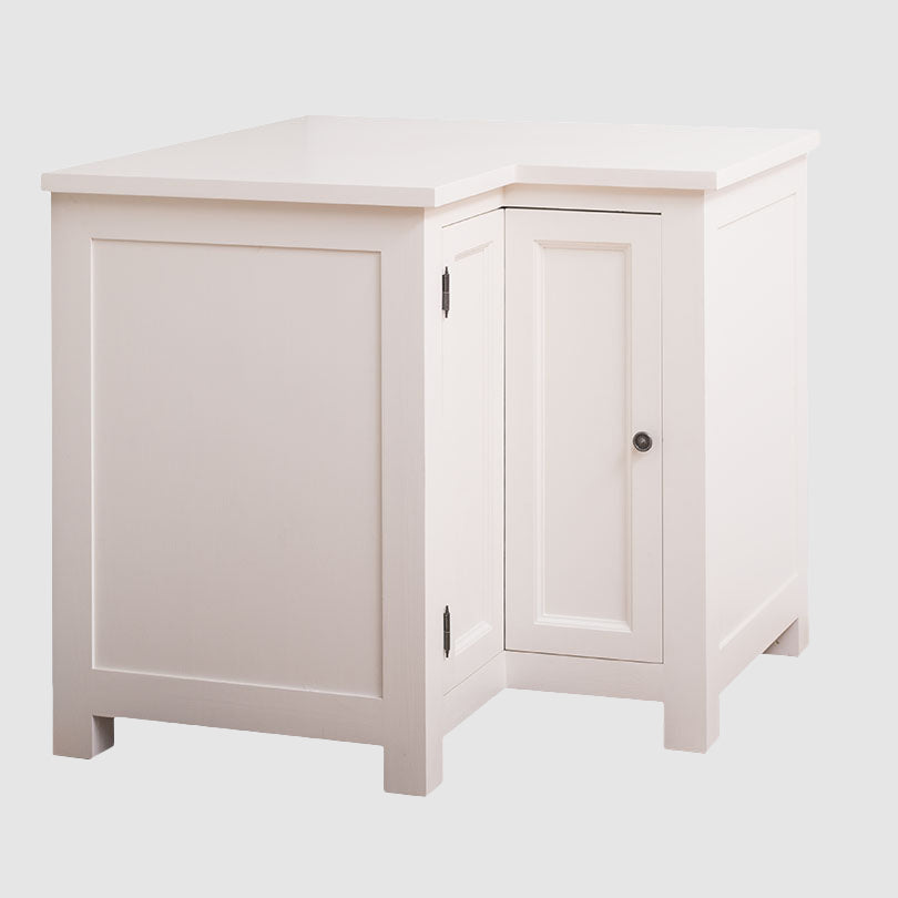 Meuble bas de cuisine d’angle en pin massif avec porte fermée, vue de face.