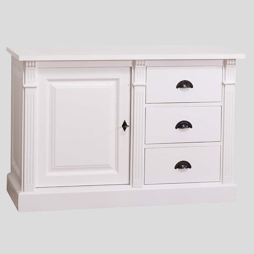 Buffet bas blanc avec une porte pleine à gauche et trois tiroirs à droite, poignées métalliques demi-lune, vu de face sur fond neutre.