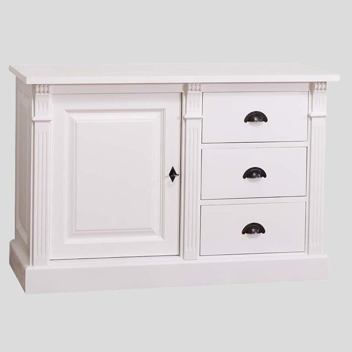 Buffet bas blanc avec une porte pleine à gauche et trois tiroirs à droite, poignées métalliques demi-lune, vu de face sur fond neutre.