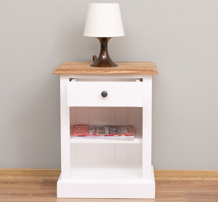 Table de chevet en pin massif peinte en blanc avec plateau en chêne, vue frontale.