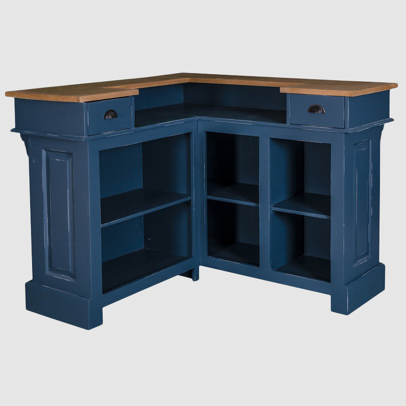 Vue en angle intérieur d’un bar montrant des rangements ouverts, étagères internes et deux tiroirs supérieurs avec poignées coquille