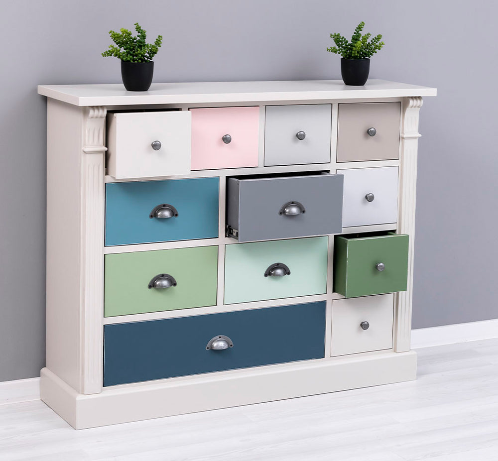 Commode en pin massif 120 cm avec 12 tiroirs façades multicolores dont plusieurs tiroirs ouverts et poignées coquille