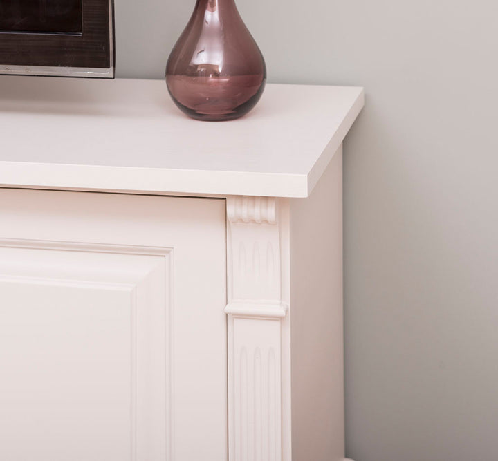 Zoom sur le détail des finitions moulurées et le plateau du meuble TV