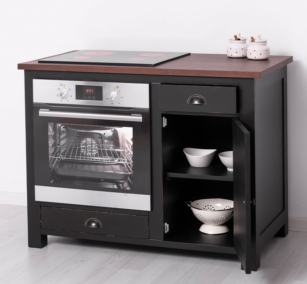 Vue de trois-quarts d'un meuble de cuisine noir avec la porte latérale ouverte, révélant deux étagères de rangement contenant des bols blancs et une passoire.